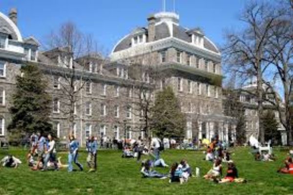 Colleges in Canada for International students with low Tuition Fee