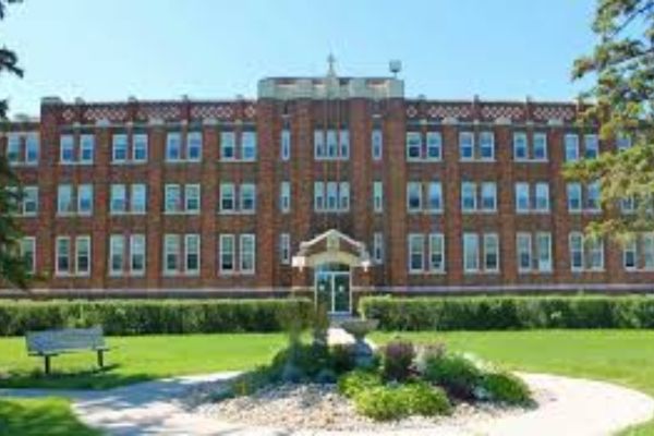 Schools in Canada offering scholarships to international students